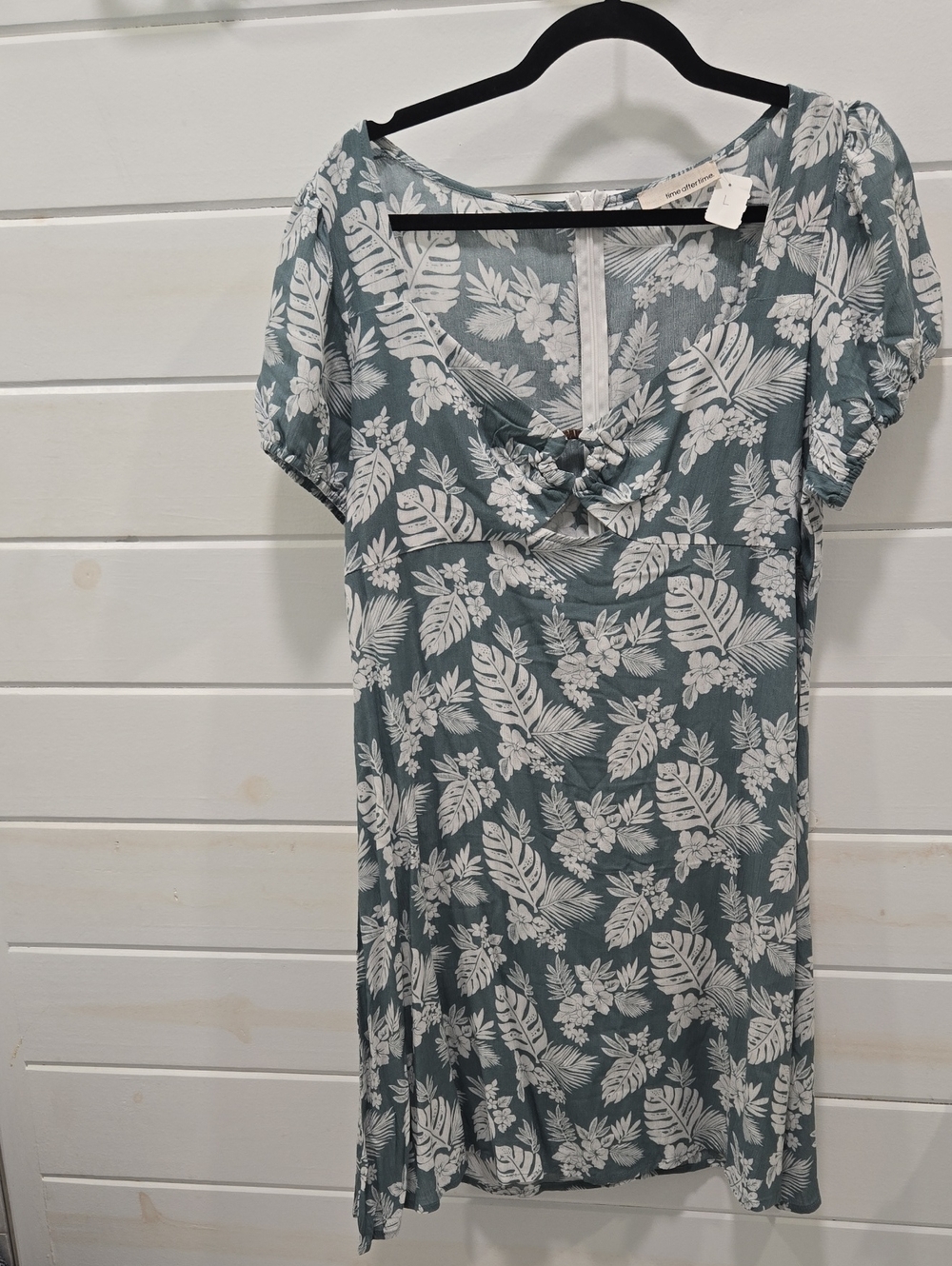 Floral Leaf Print Short Sleeve Dress in Sage and White